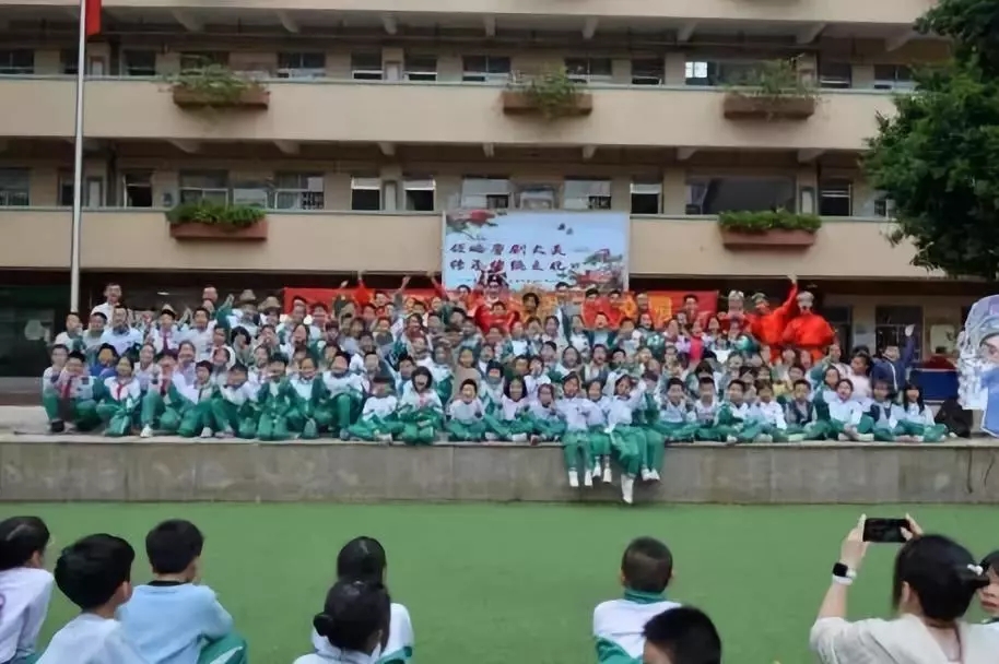 2018鹤洞小学合影以上两张图,这是我们到华南理工大学,鹤洞小学(图)